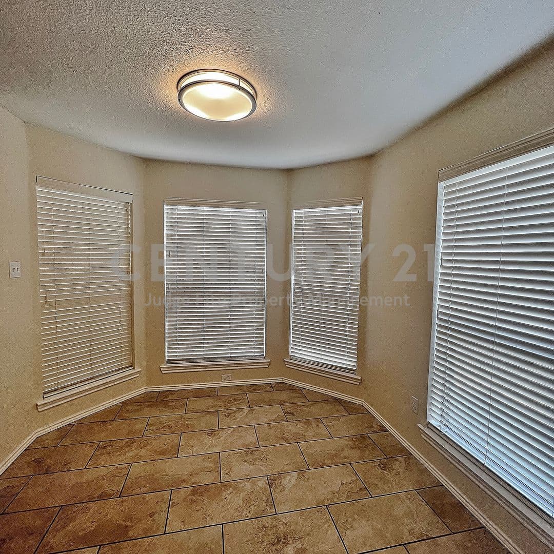 Arlington House: 4808 Waxwing Drive