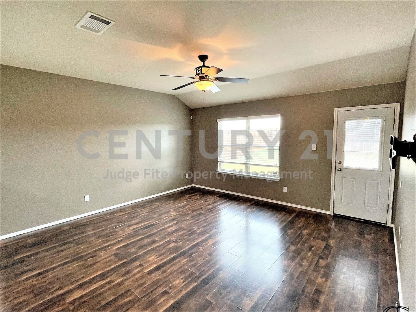 Royse City House: 208 Dye Drive