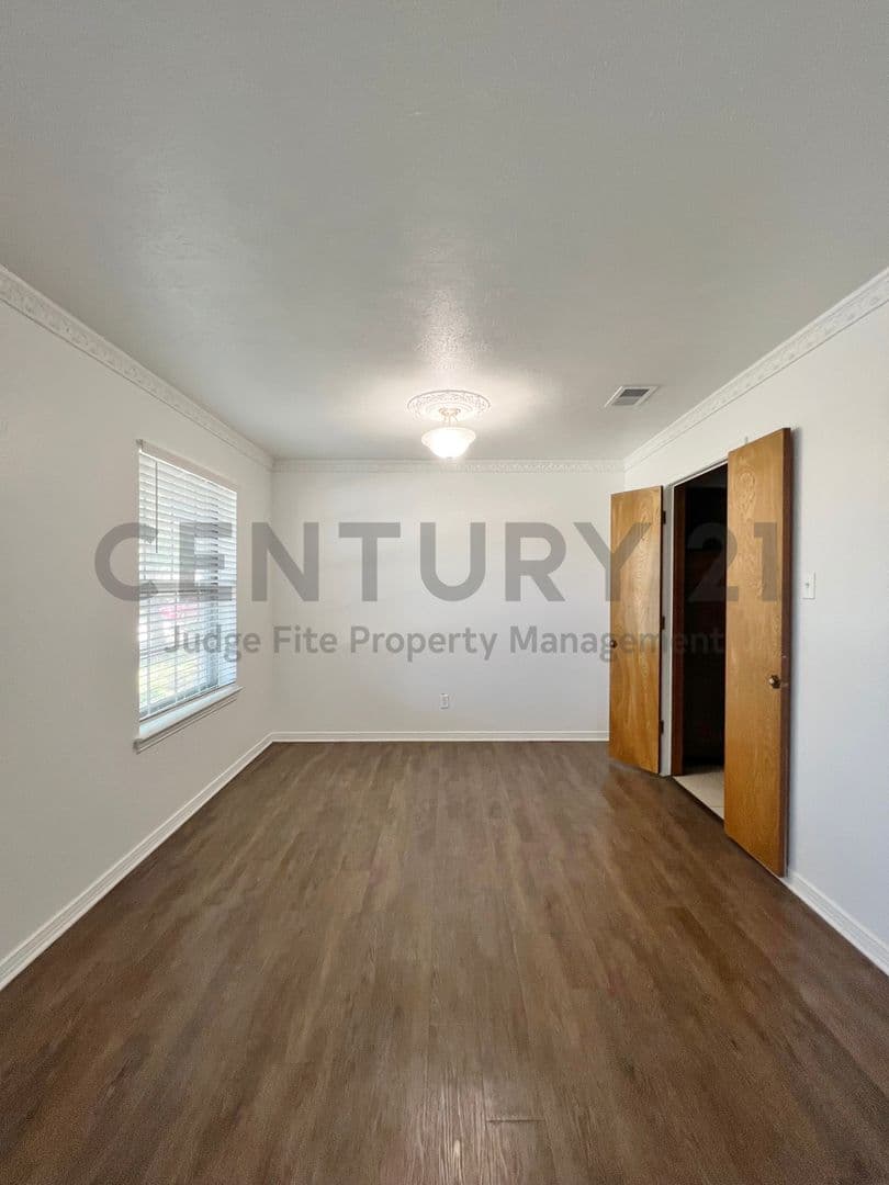 DeSoto House: 1008 Pine Tree Lane