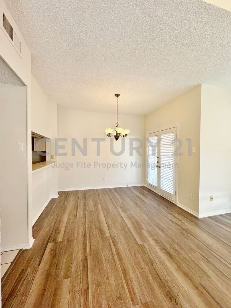Dallas Condo: 4050 Frankford Road #102