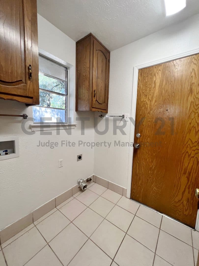 DeSoto House: 1008 Pine Tree Lane