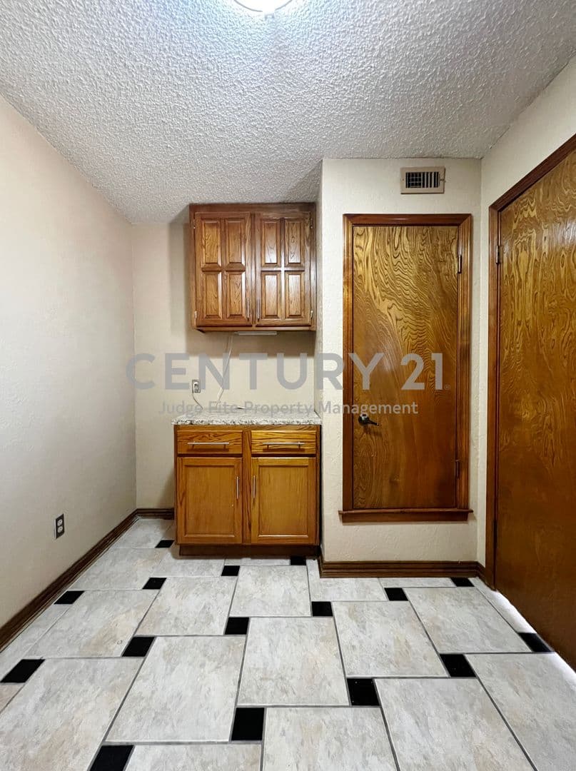 Fort Worth House: 812 Newport Road