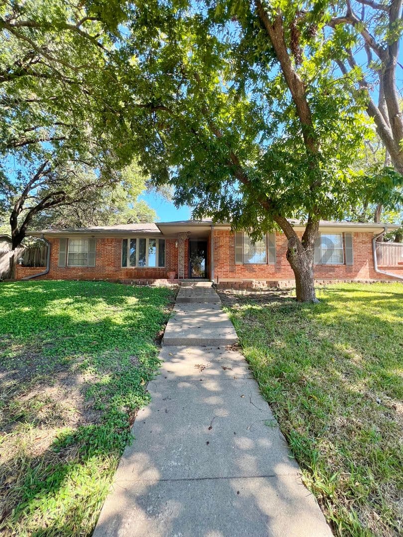 DeSoto House: 1008 Pine Tree Lane