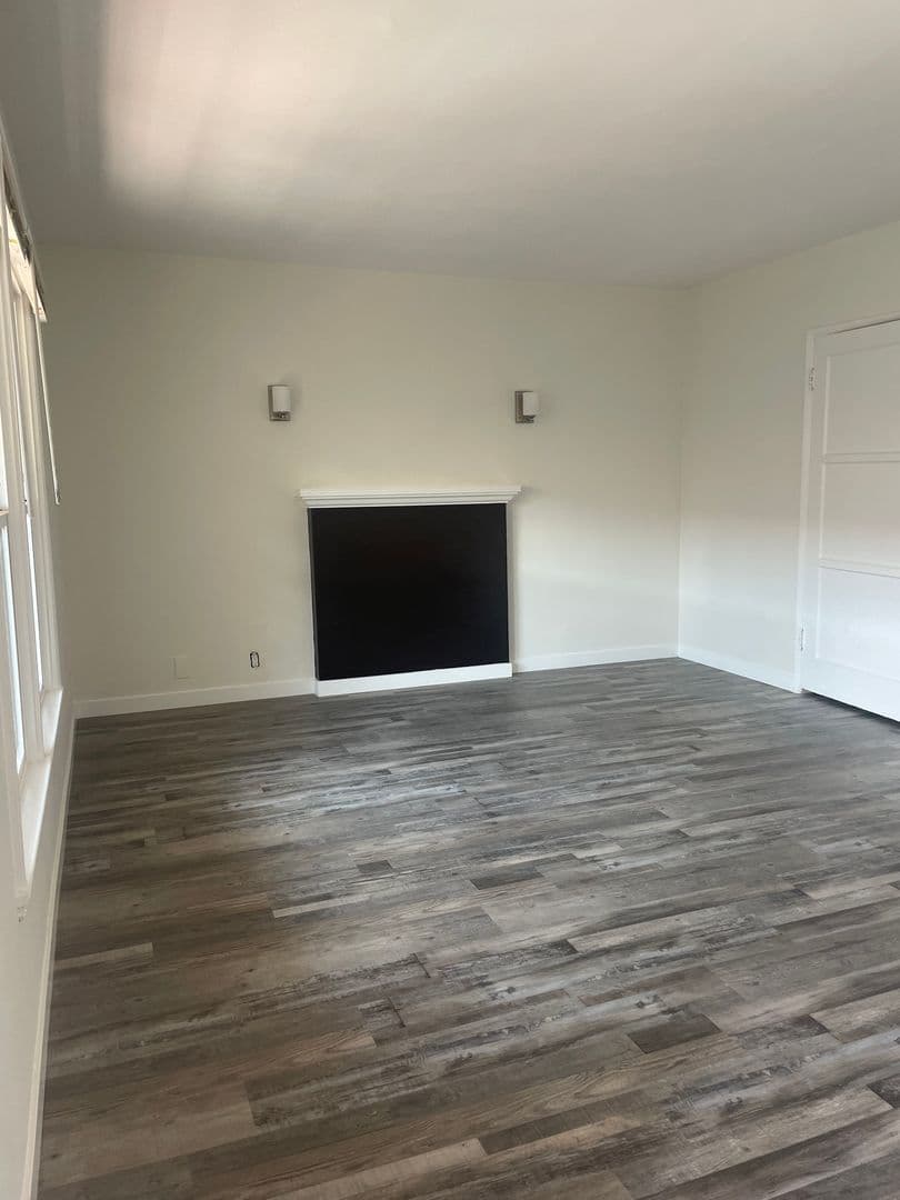 Long Beach Apartment: 2459 Cedar Avenue