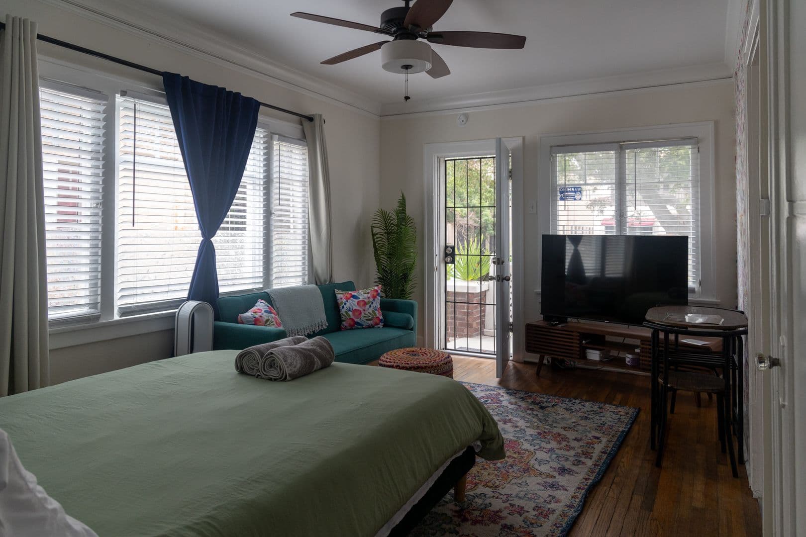 Long Beach Apartment: 1145 E Appleton Street