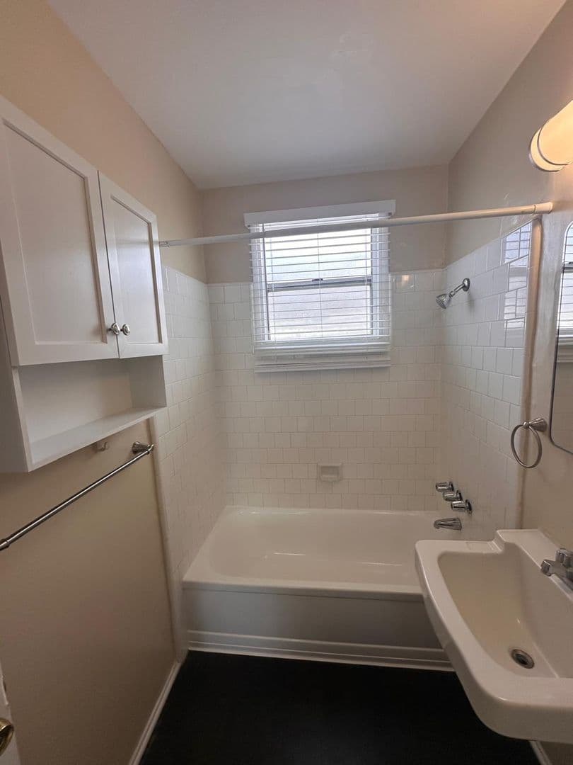 Long Beach Apartment: 2840 E 6th Street