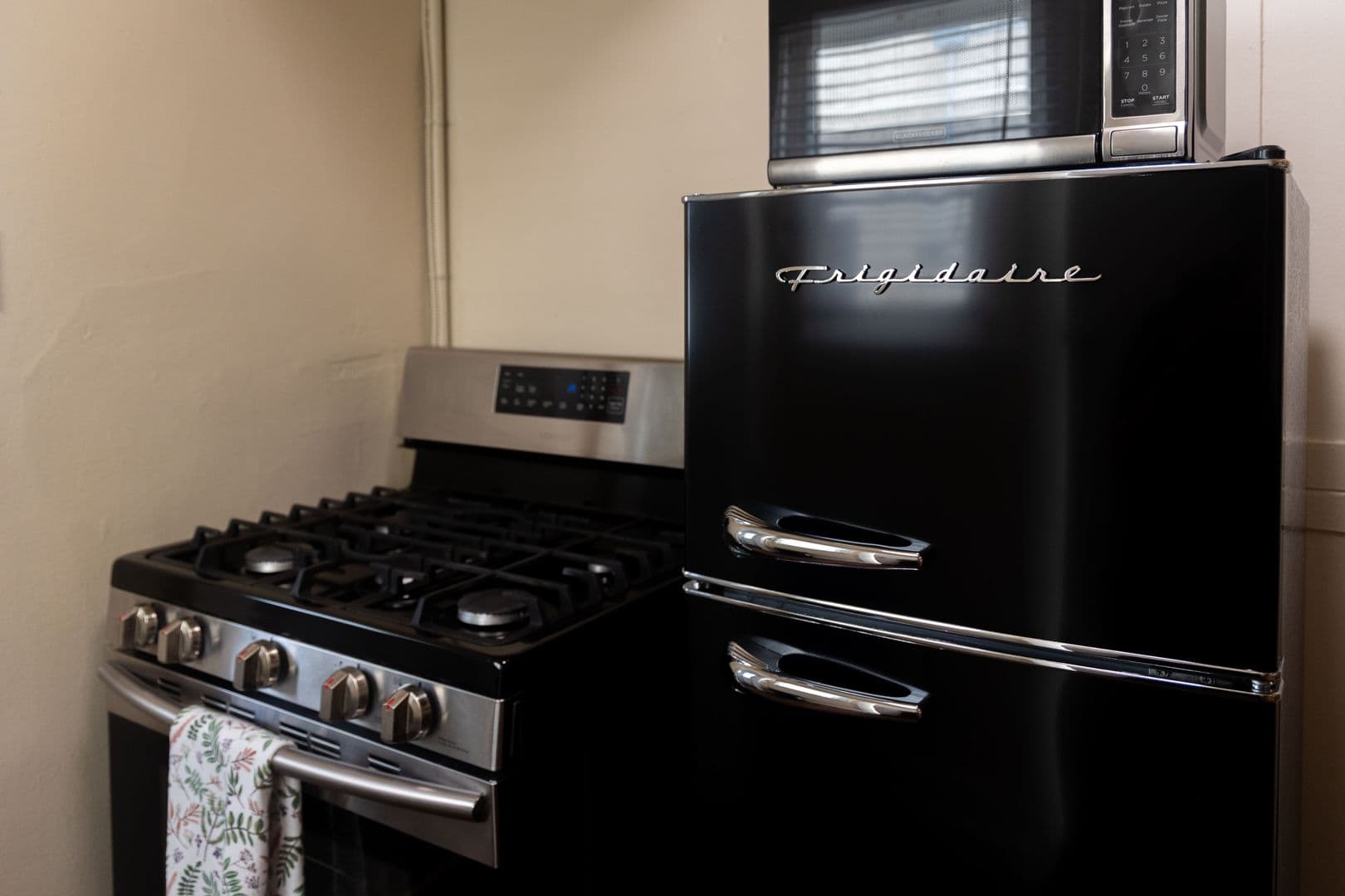 Long Beach Apartment: 1140 E 3rd Street