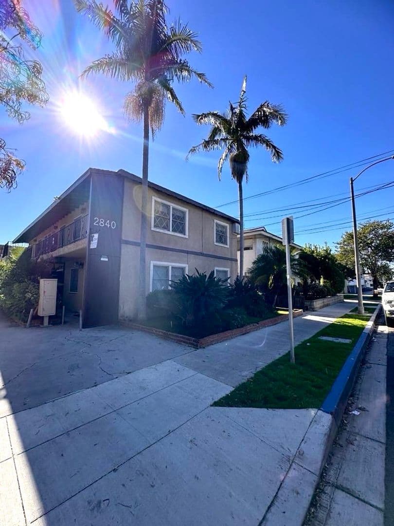 Long Beach Apartment: 2840 E 6th Street