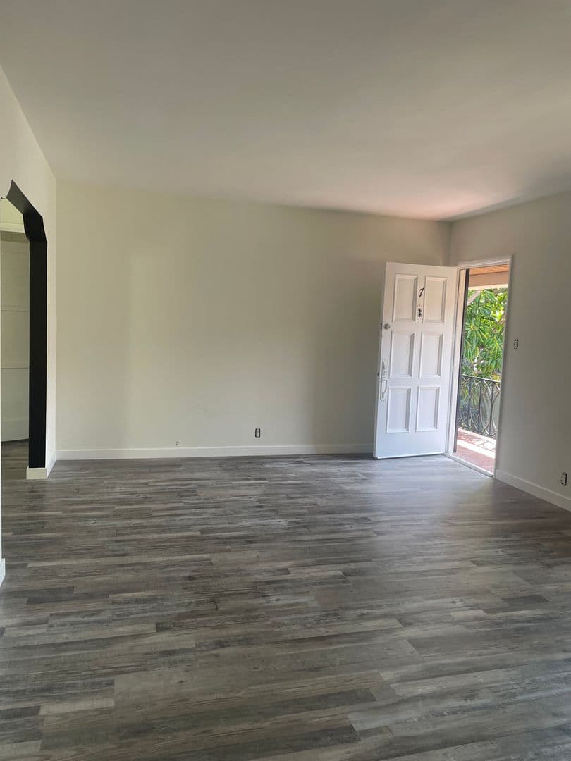 Long Beach Apartment: 2459 Cedar Avenue
