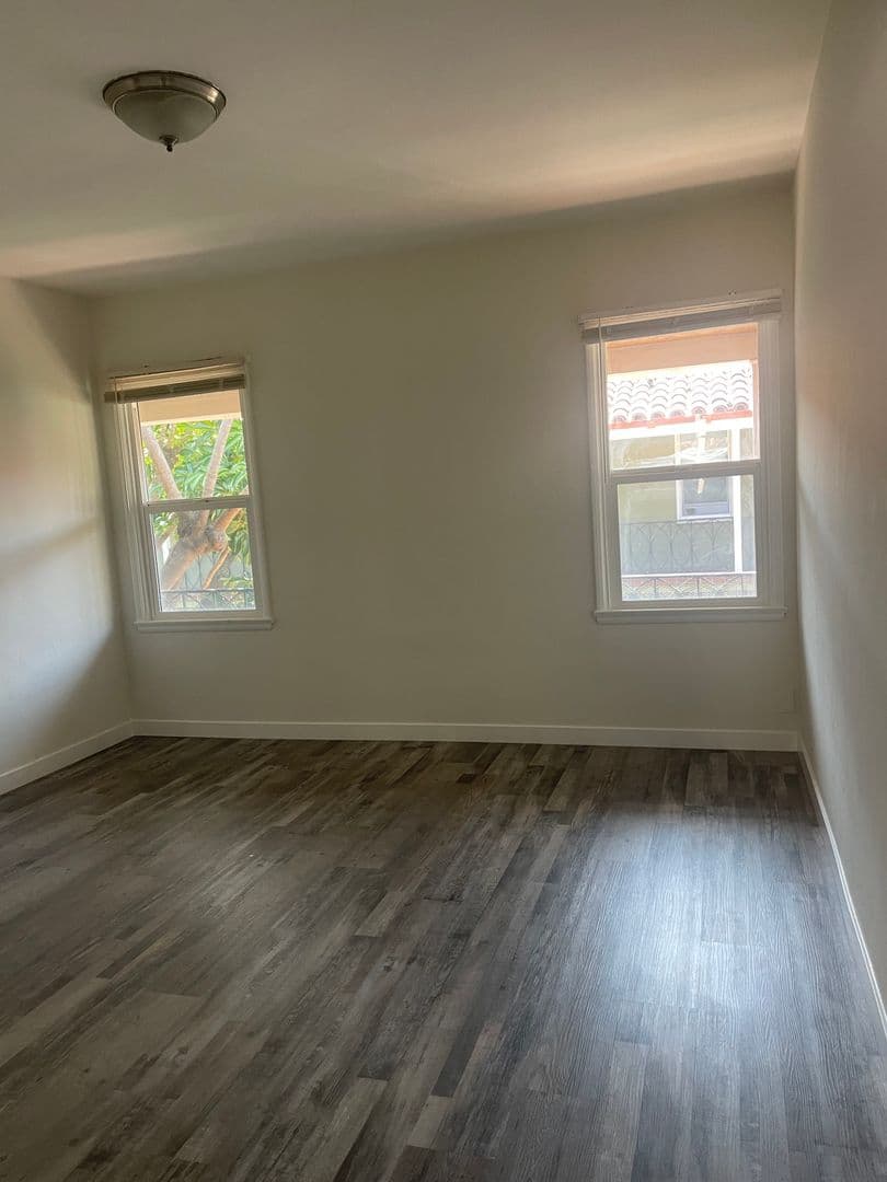 Long Beach Apartment: 2459 Cedar Avenue