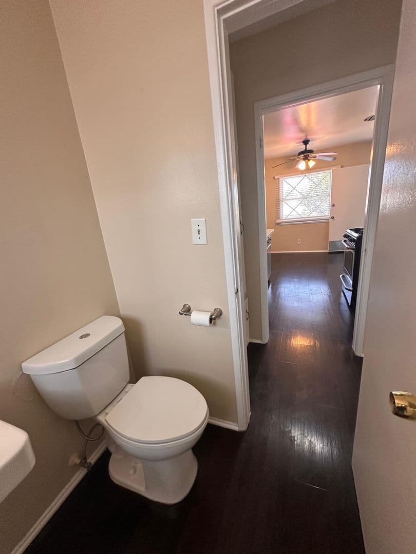 Long Beach Apartment: 2840 E 6th Street