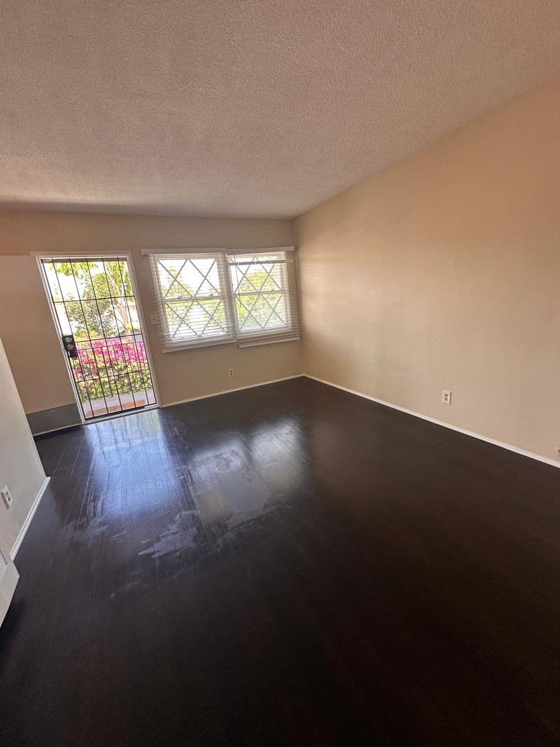 Long Beach Apartment: 2840 E 6th Street