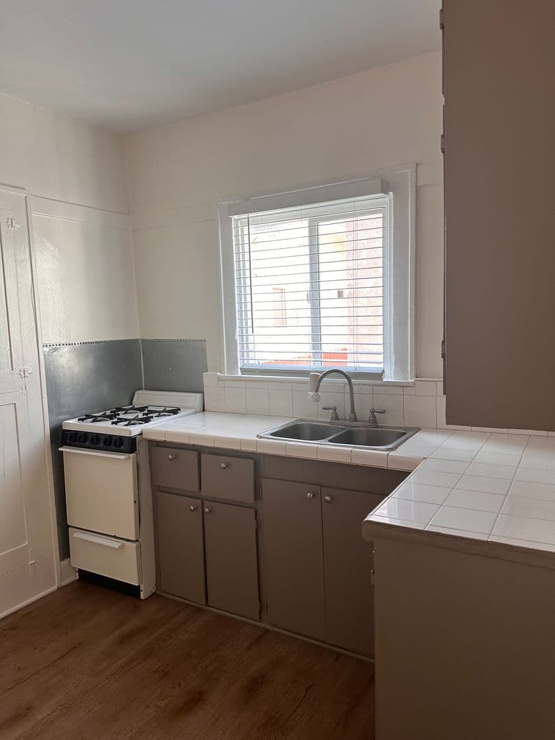 Long Beach Apartment: 1145 E Appleton Street