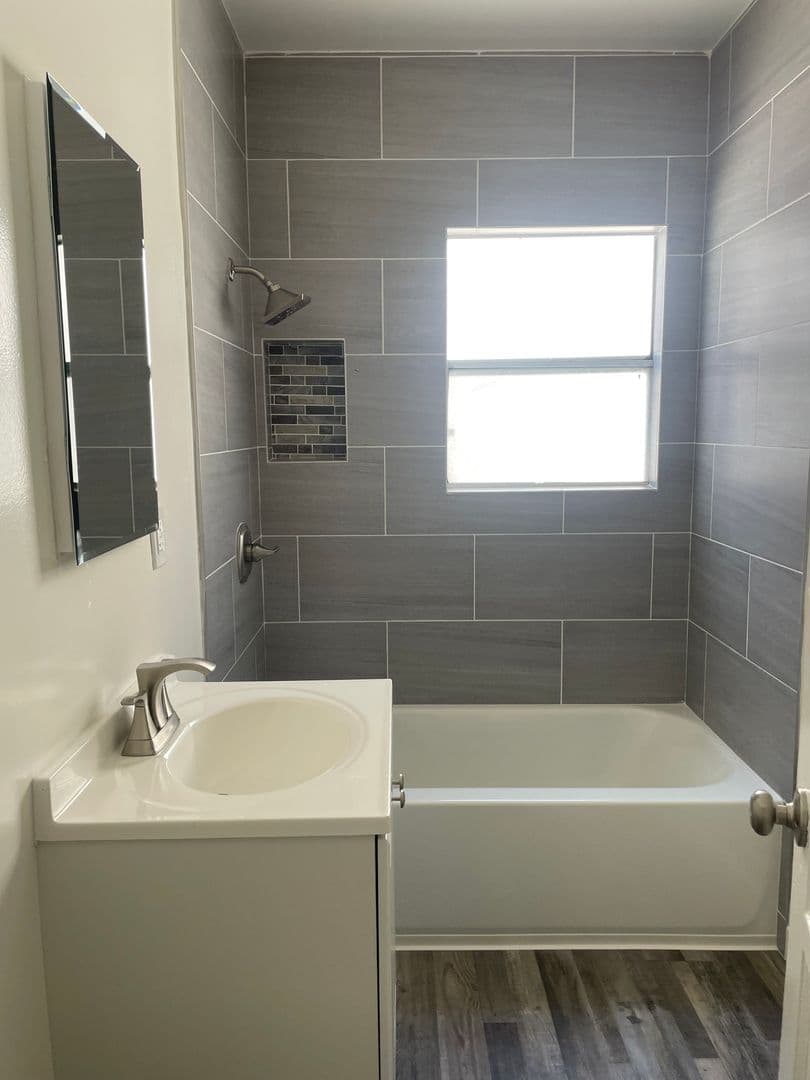 Long Beach Apartment: 2459 Cedar Avenue