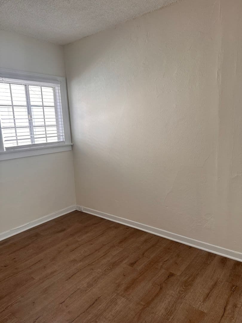 Long Beach Apartment: 1145 E Appleton Street