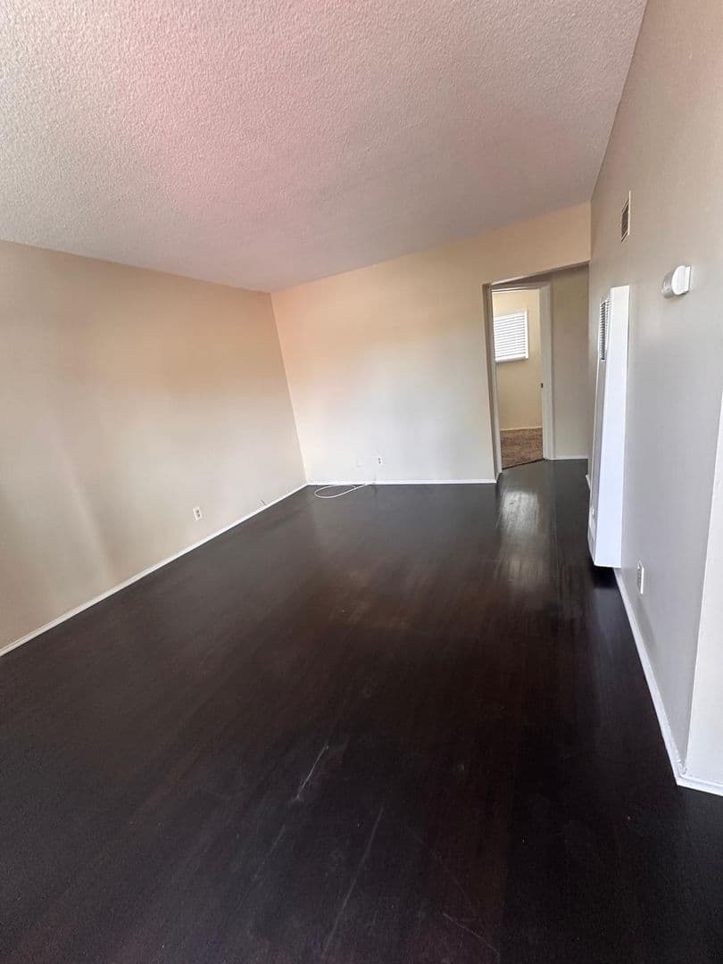 Long Beach Apartment: 2840 E 6th Street