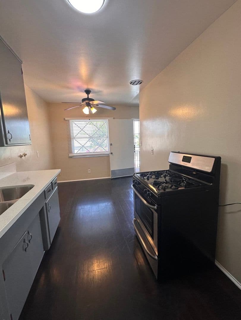 Long Beach Apartment: 2840 E 6th Street