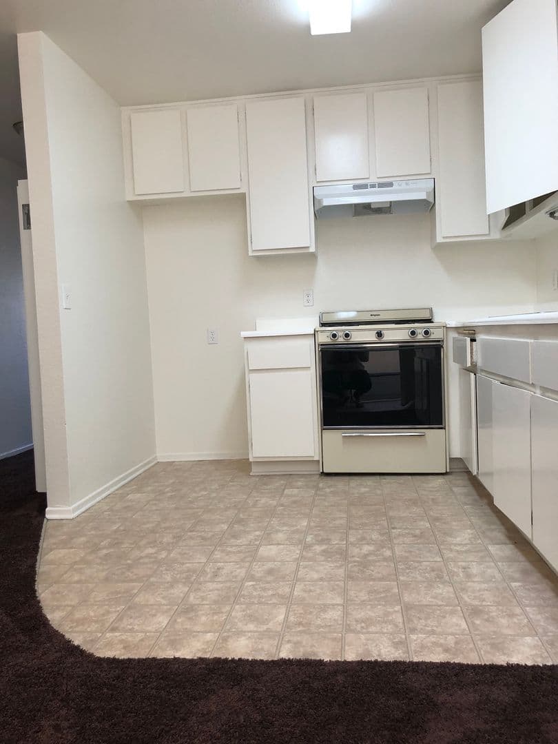Long Beach Apartment: 1100 Elm Avenue