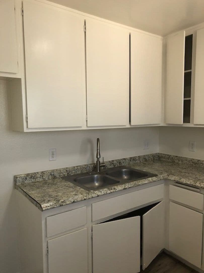 Long Beach Apartment: 1100 Elm Avenue