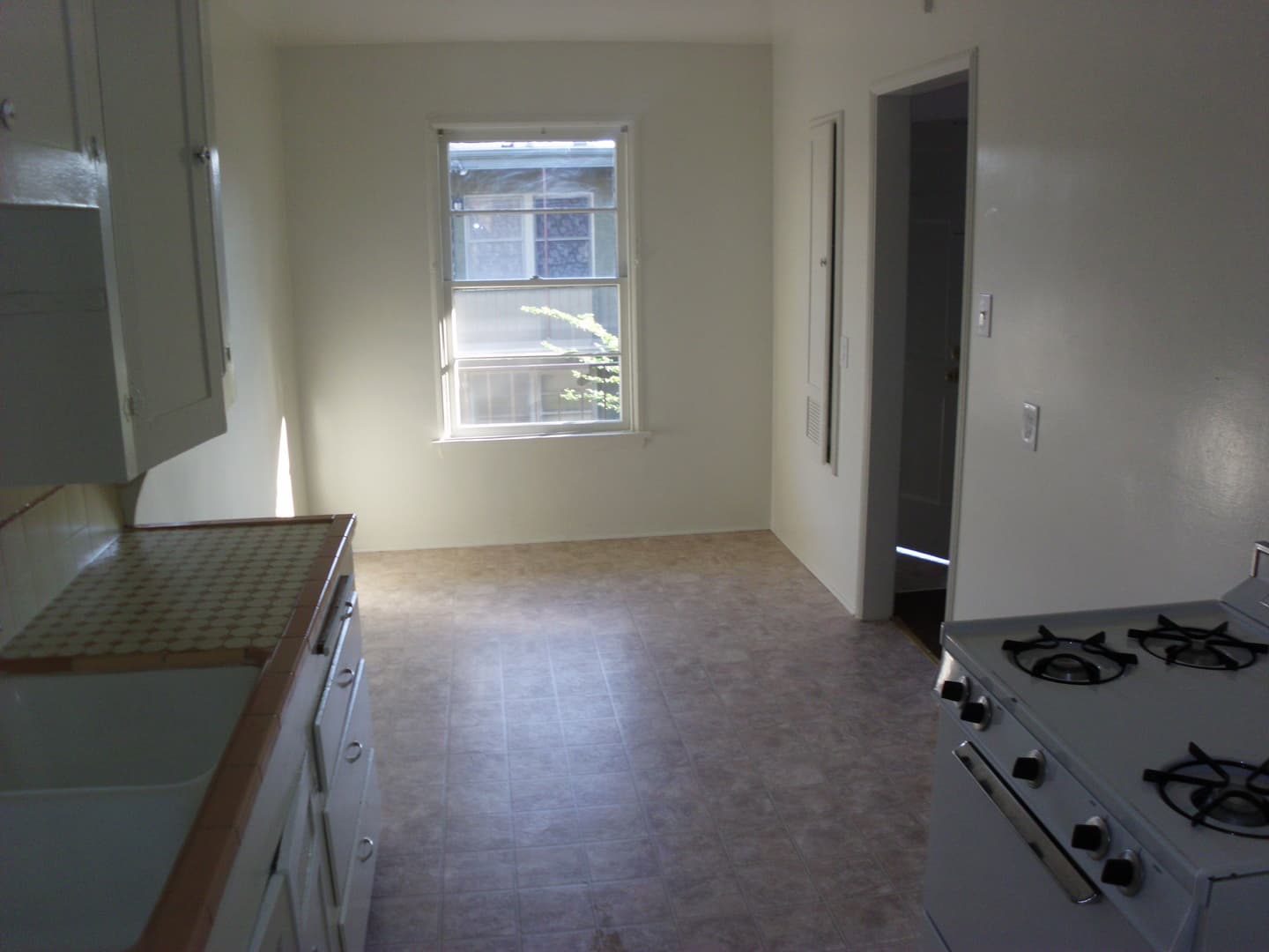 Long Beach Apartment: 1100 Elm Avenue