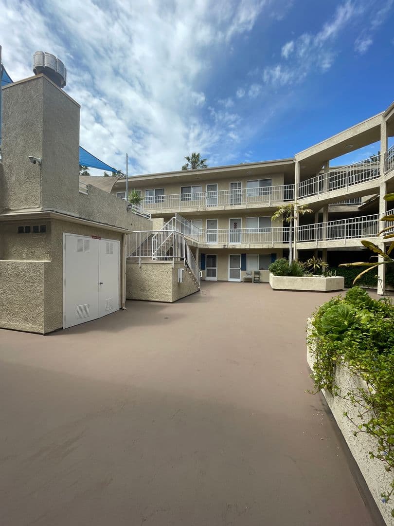Long Beach Apartment: 1100 Elm Avenue