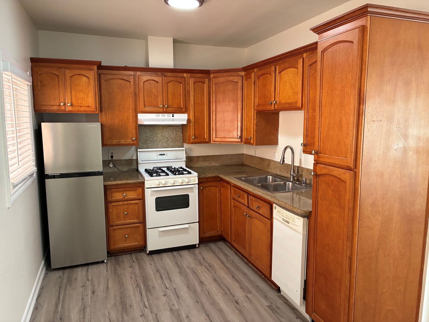 Long Beach Apartment: 932 - 938 Daisy Avenue