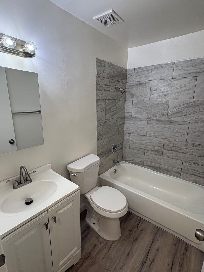 Long Beach Apartment: 1424 Obispo Avenue