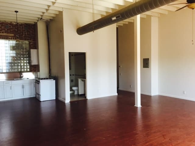 Long Beach Apartment: 946 Daisy Ave