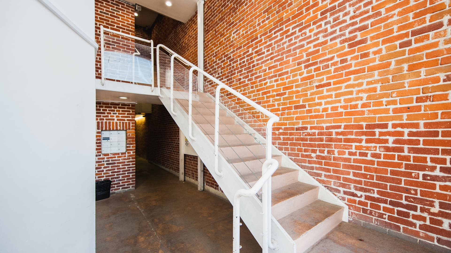 Long Beach Apartment: 946 Daisy Ave