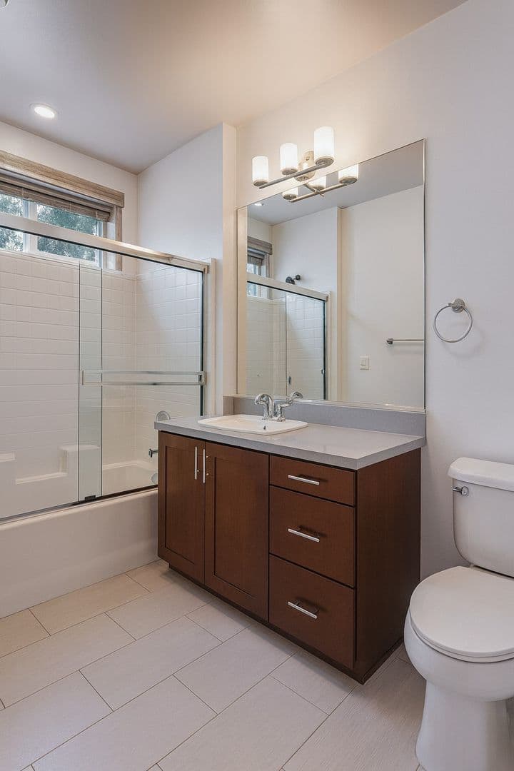 Sherman Oaks Apartment: 15210 Ventura Blvd.