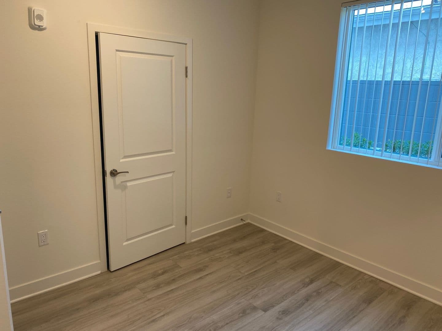 North Hollywood Apartment: 5610 Camellia Avenue