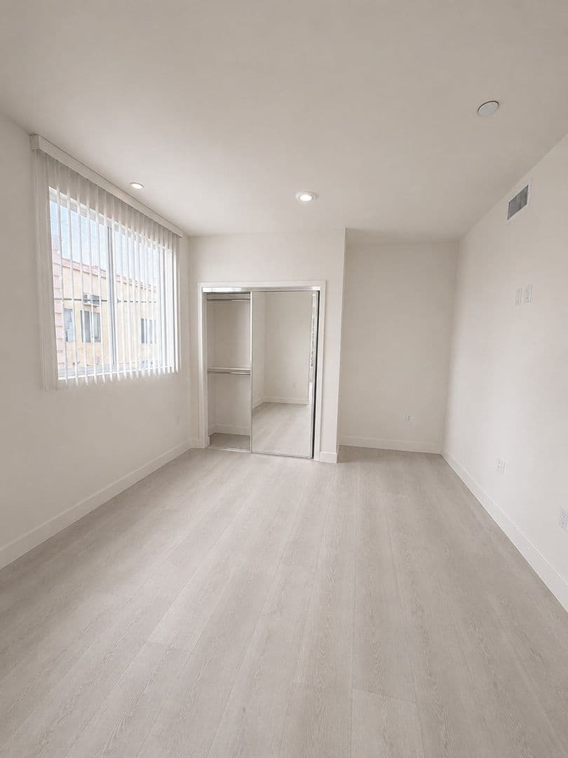 Los Angeles Apartment: 433 Rosenell Terrace
