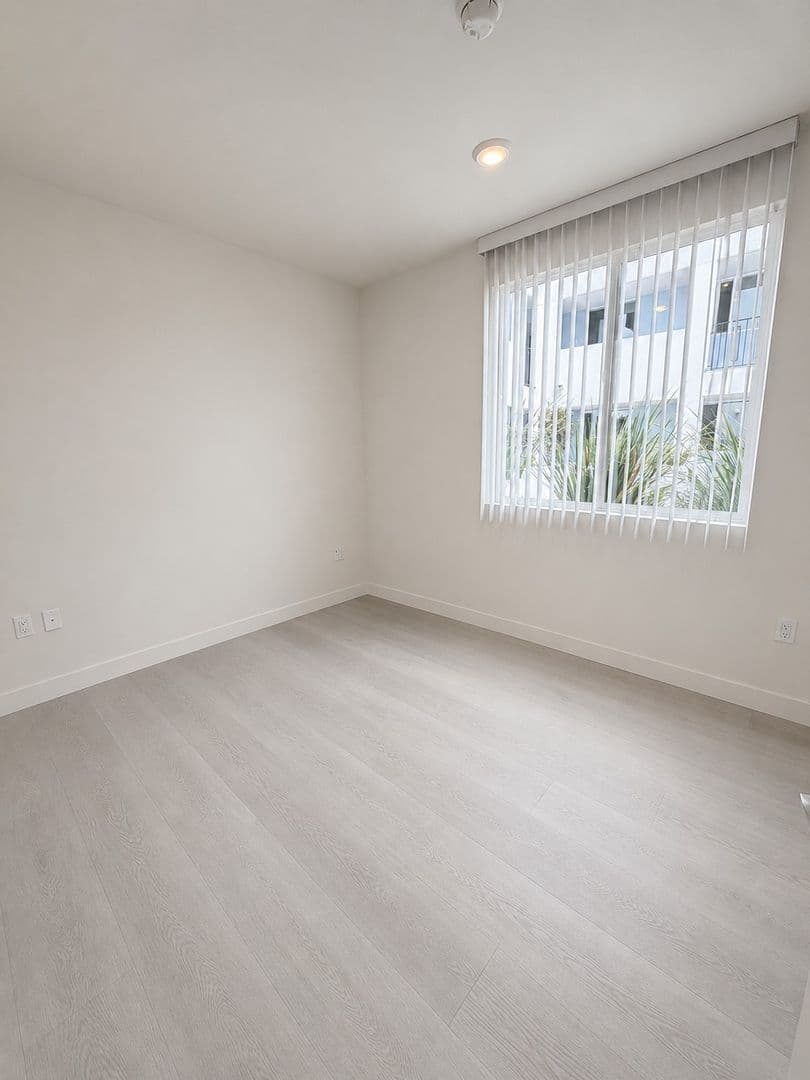Los Angeles Apartment: 433 Rosenell Terrace