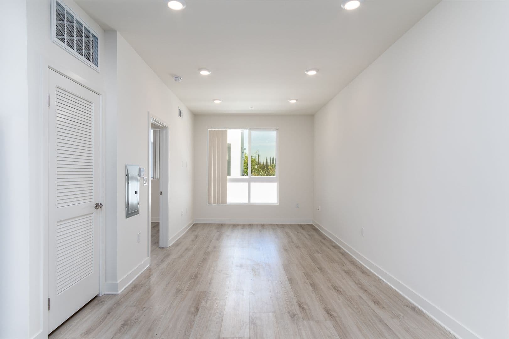 North Hollywood Apartment: 5610 Camellia Avenue