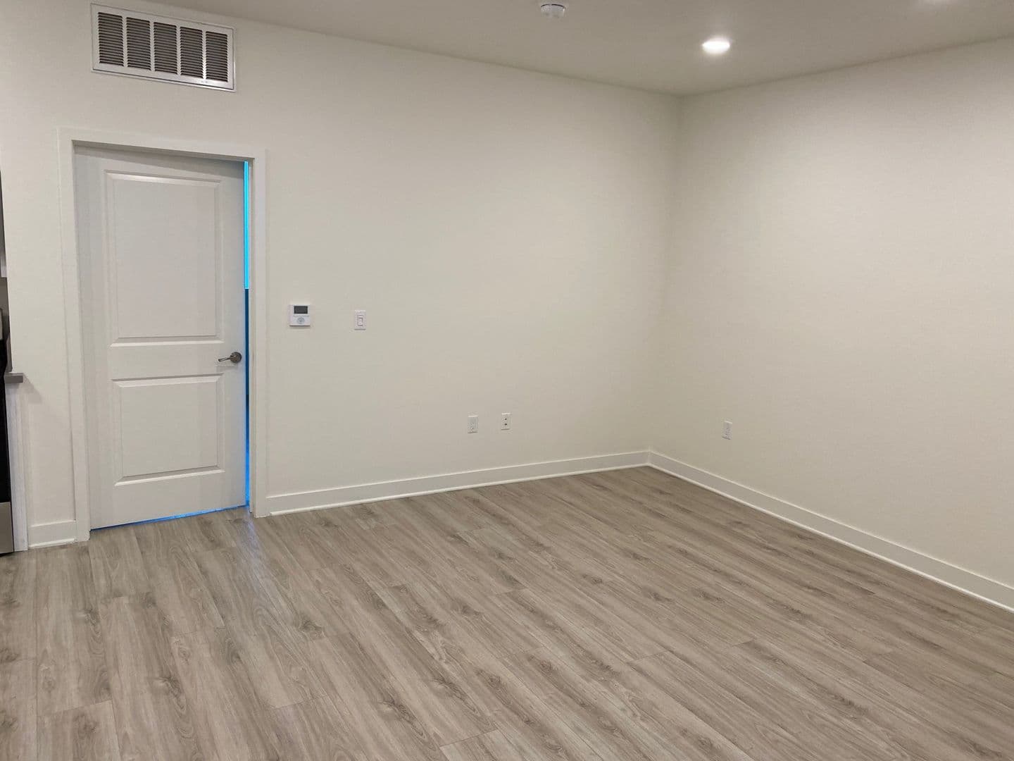 North Hollywood Apartment: 5610 Camellia Avenue
