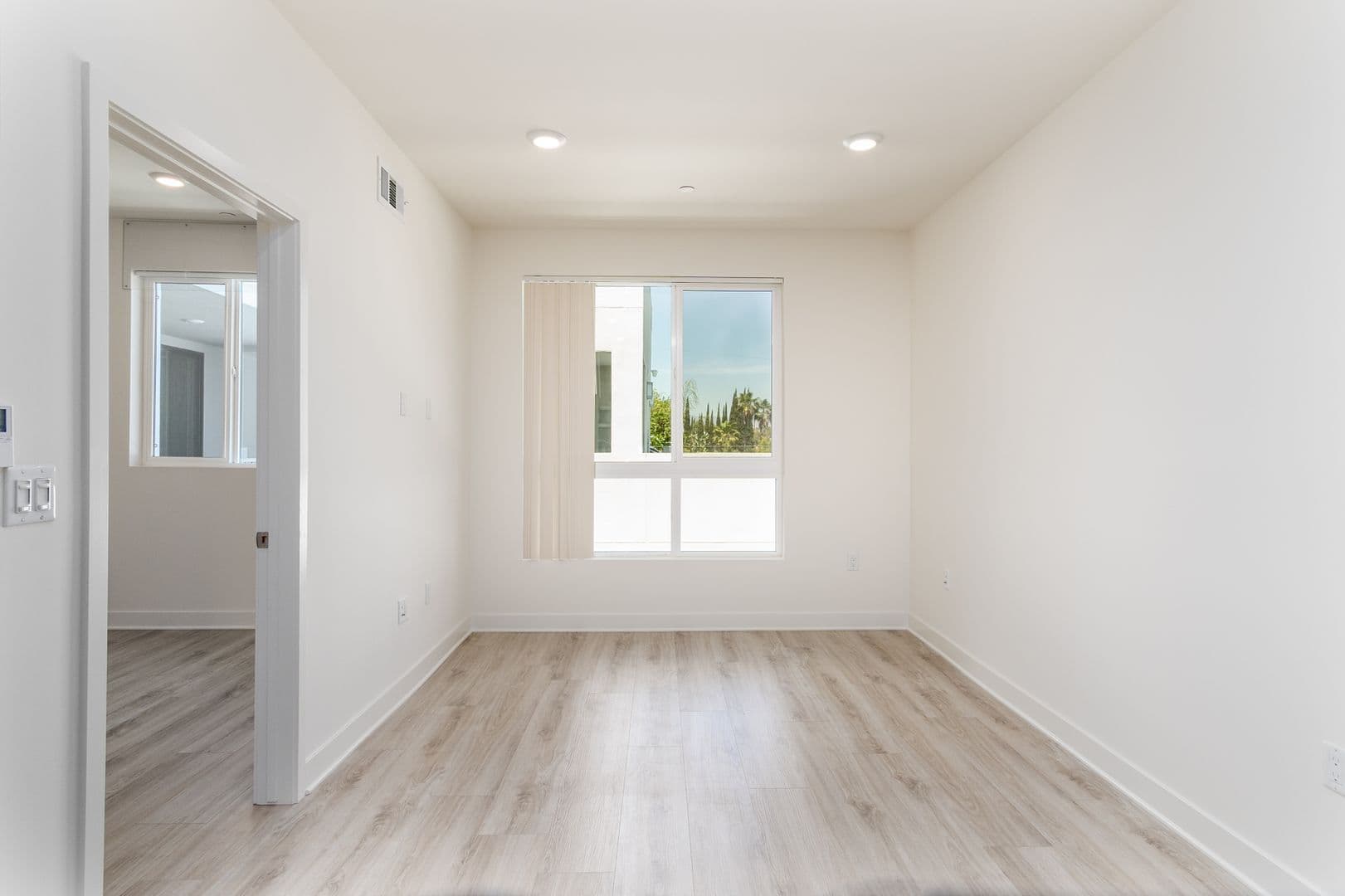 North Hollywood Apartment: 5610 Camellia Avenue