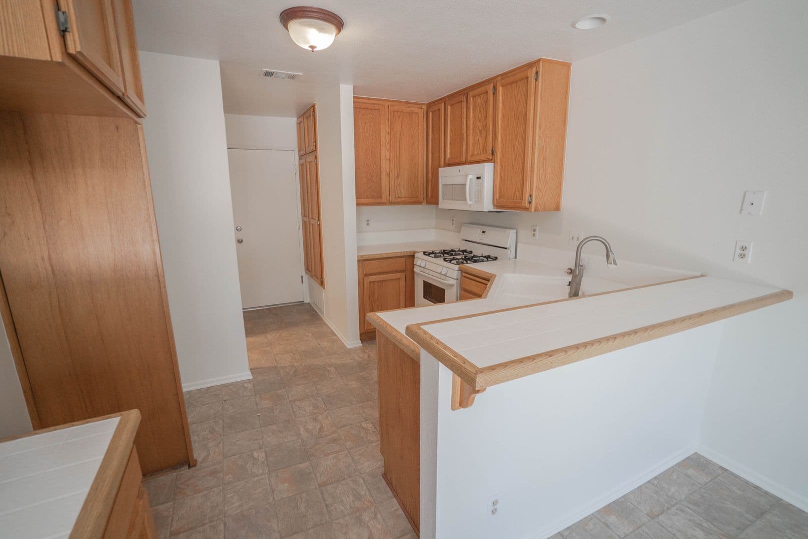 Saugus House: 22837 Banyan Place #336