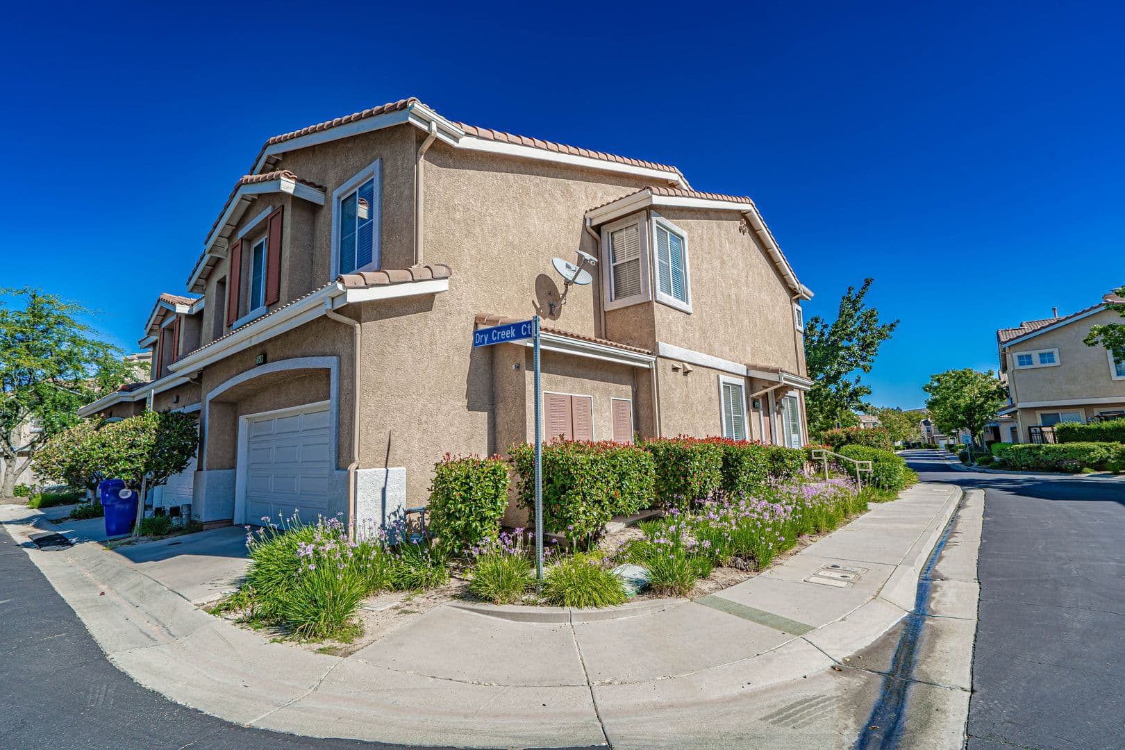Santa Clarita Townhome: 25410 Dry Creek Court