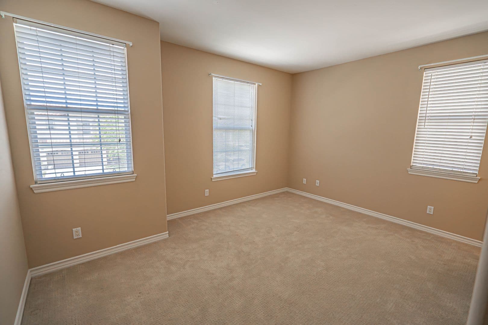 Valencia House: 23902 Lakeside Road