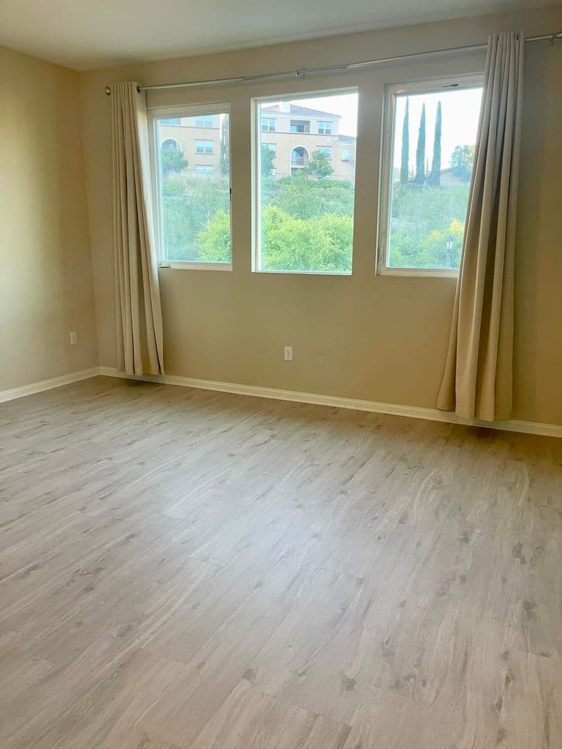 Northridge House: 20324 Paseo Del Campo