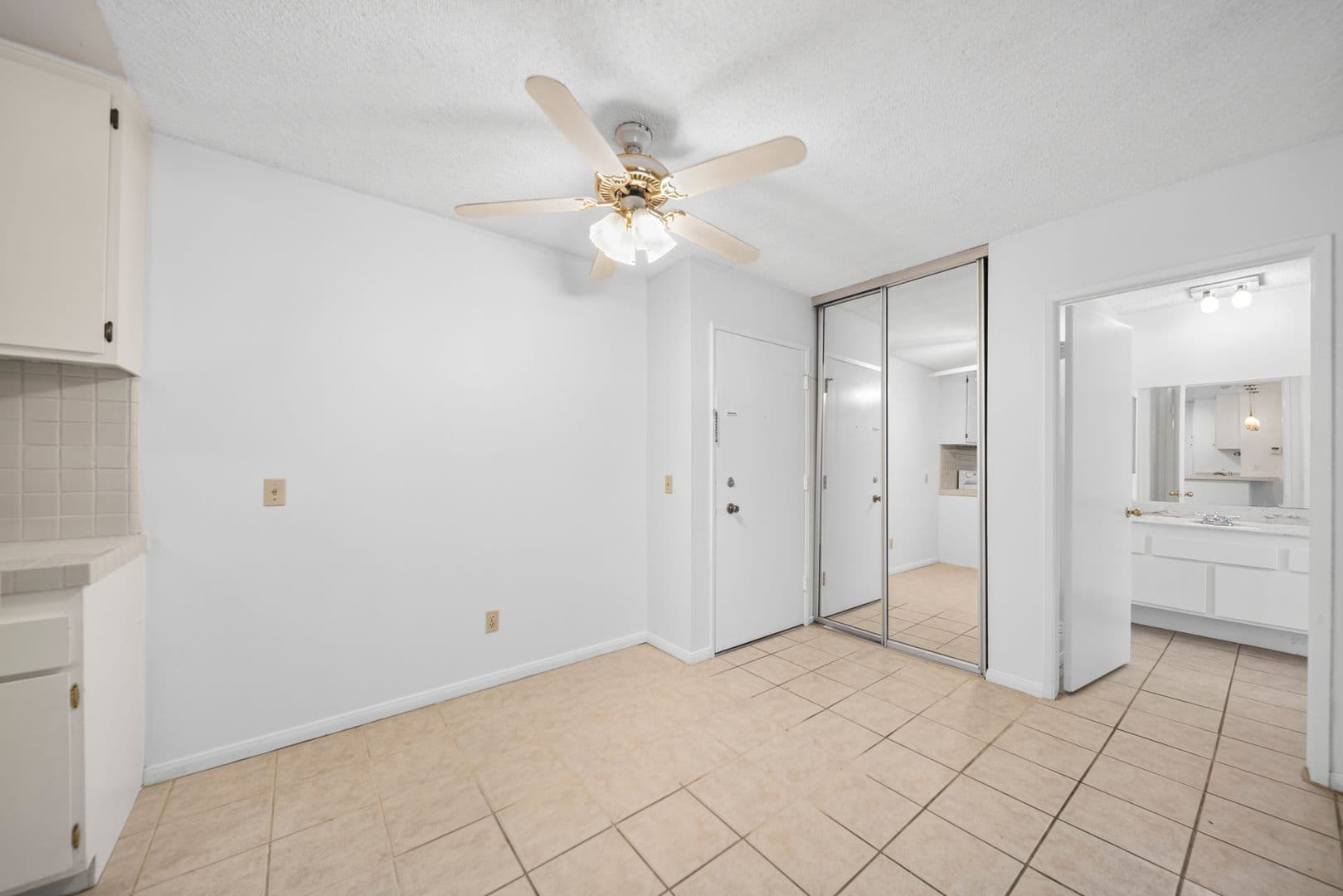 Valencia House: 23515 Lyons Ave. #261