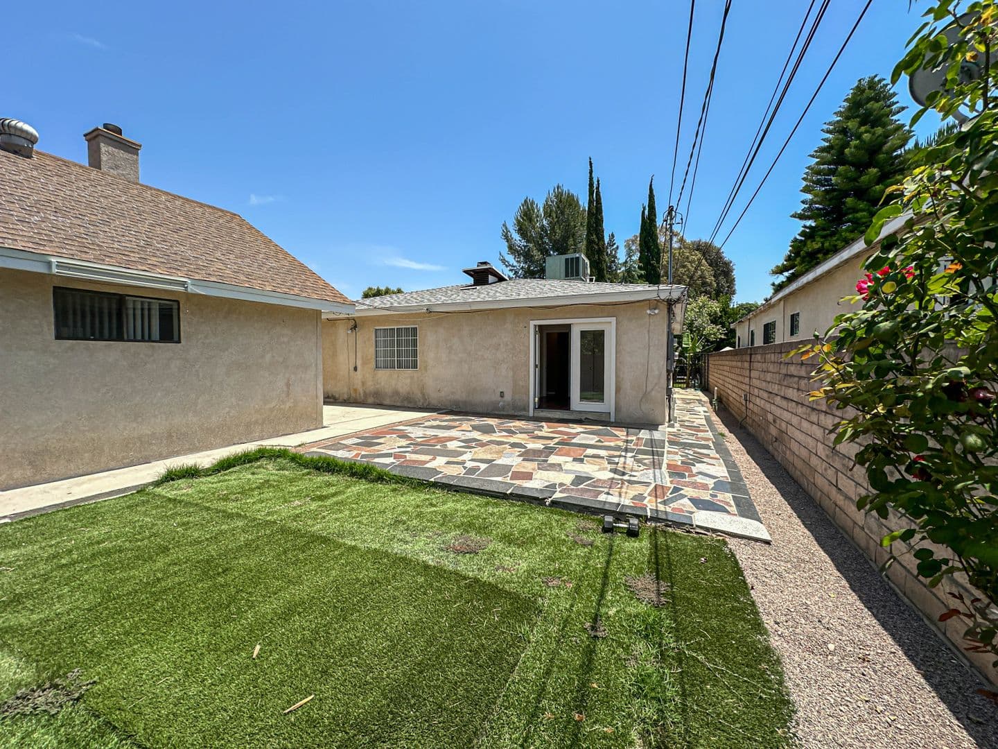 Reseda House: 7353 Yarmouth Ave