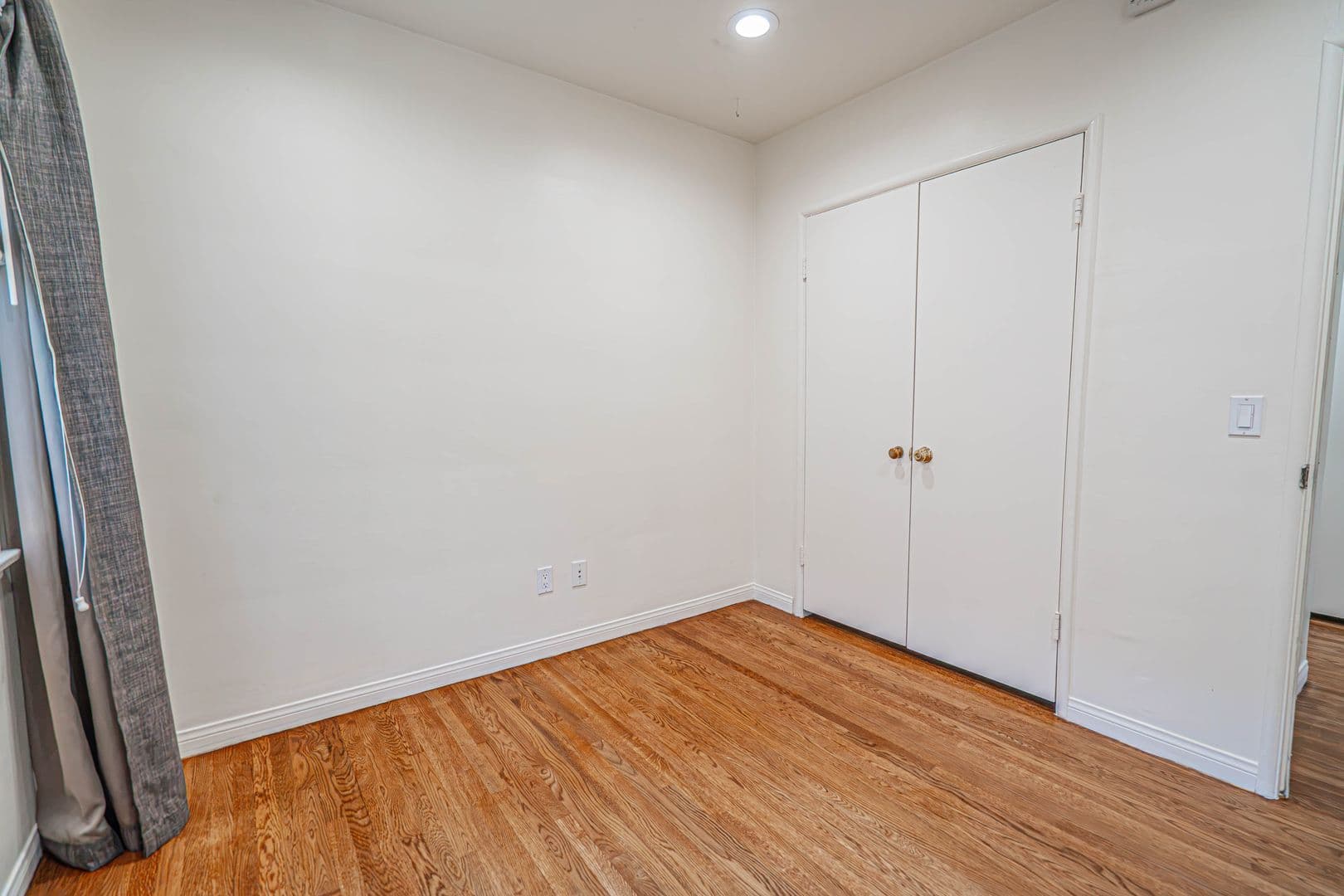 Woodland Hills House: 22742 Burbank Boulevard