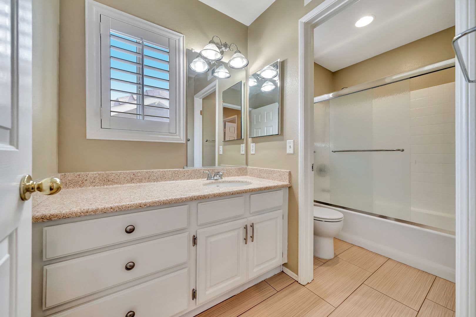 Santa Clarita House: 22818 Raintree Lane