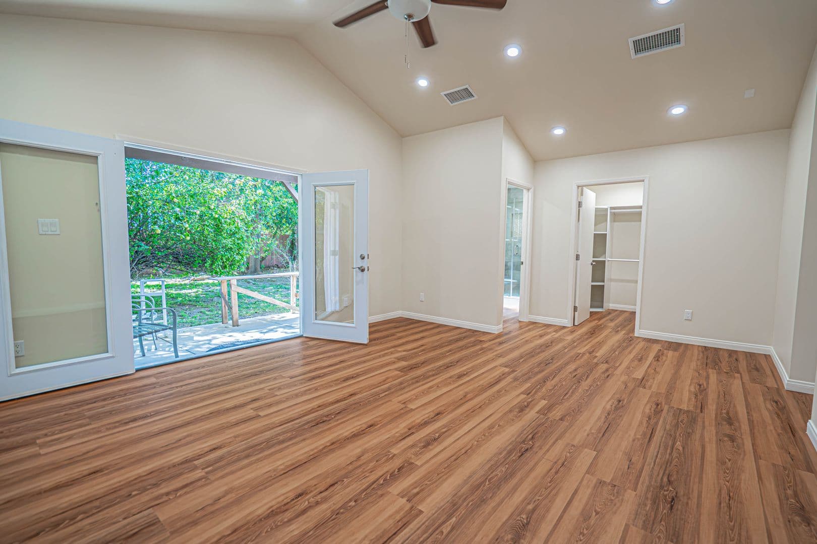 Woodland Hills House: 22742 Burbank Boulevard