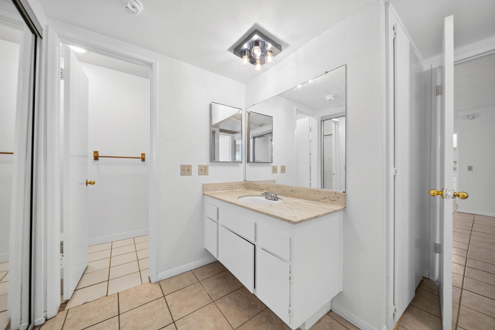Valencia Condo: 23515 Lyons Ave. #261