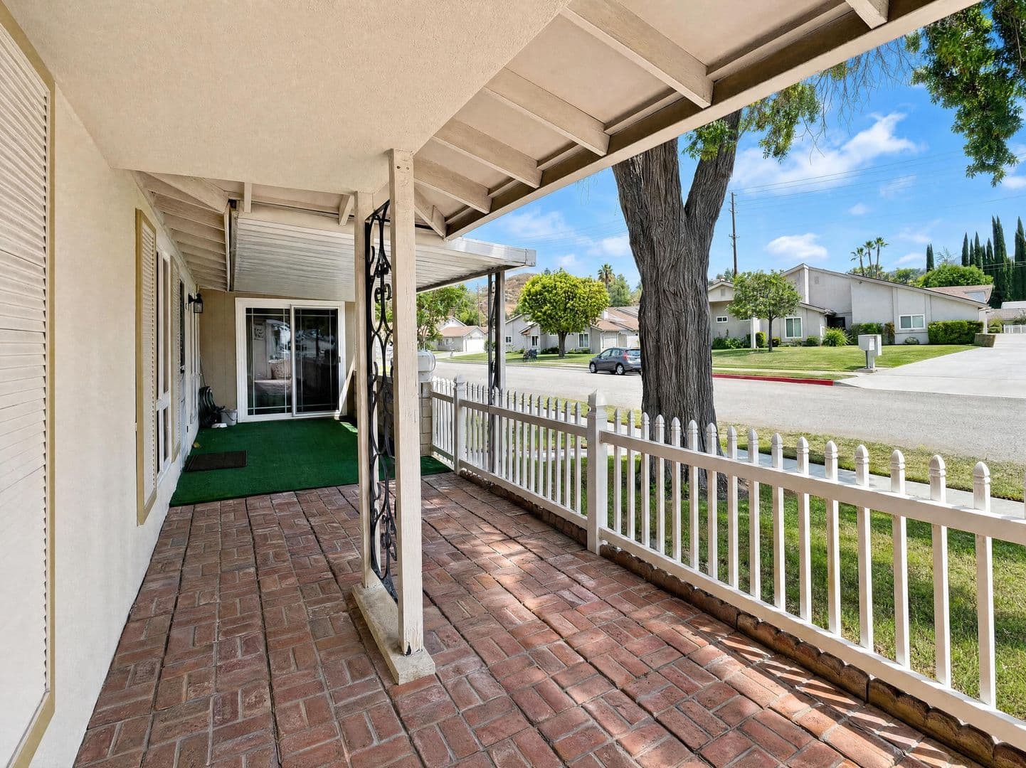 Newhall House: 19021 Avenue of the Oaks
