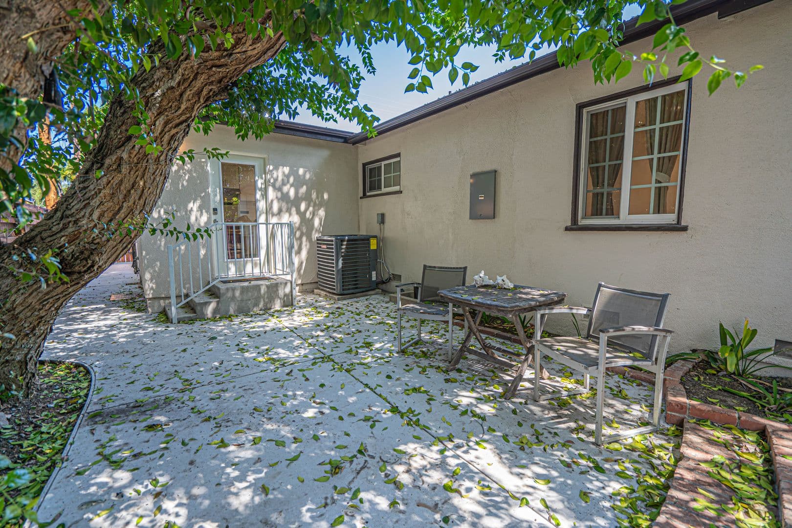 Woodland Hills House: 22742 Burbank Boulevard
