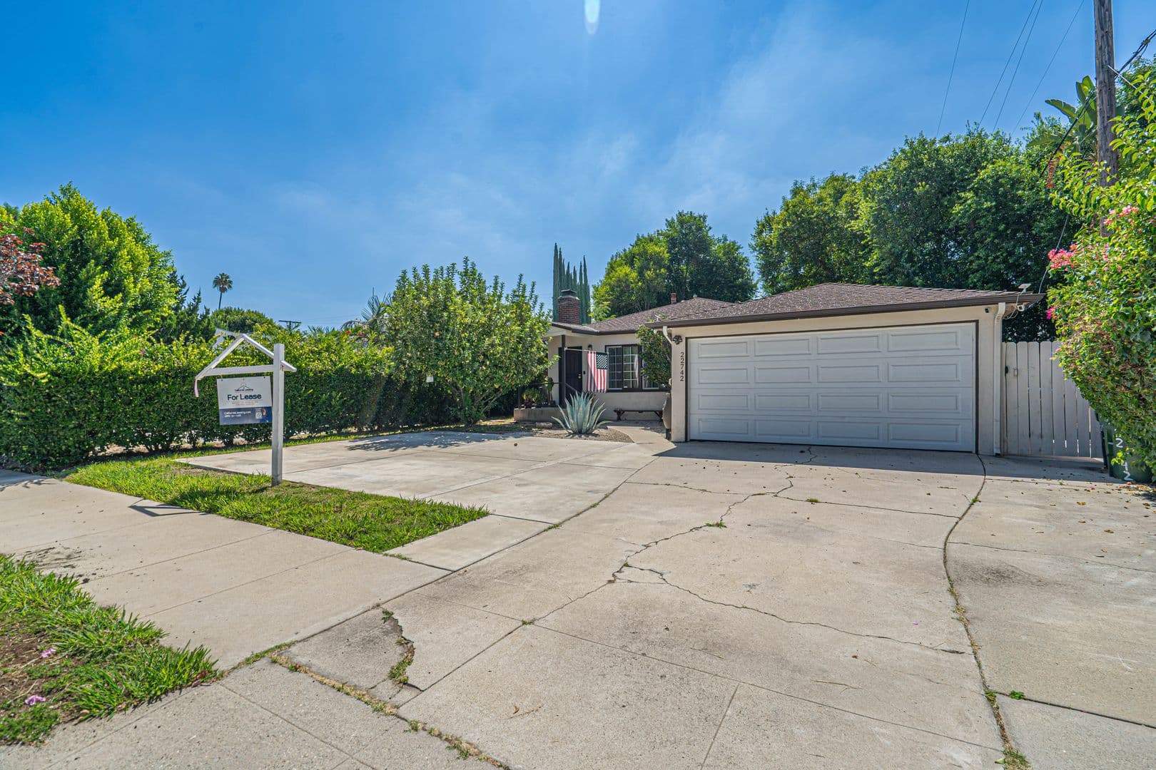 Woodland Hills House: 22742 Burbank Boulevard
