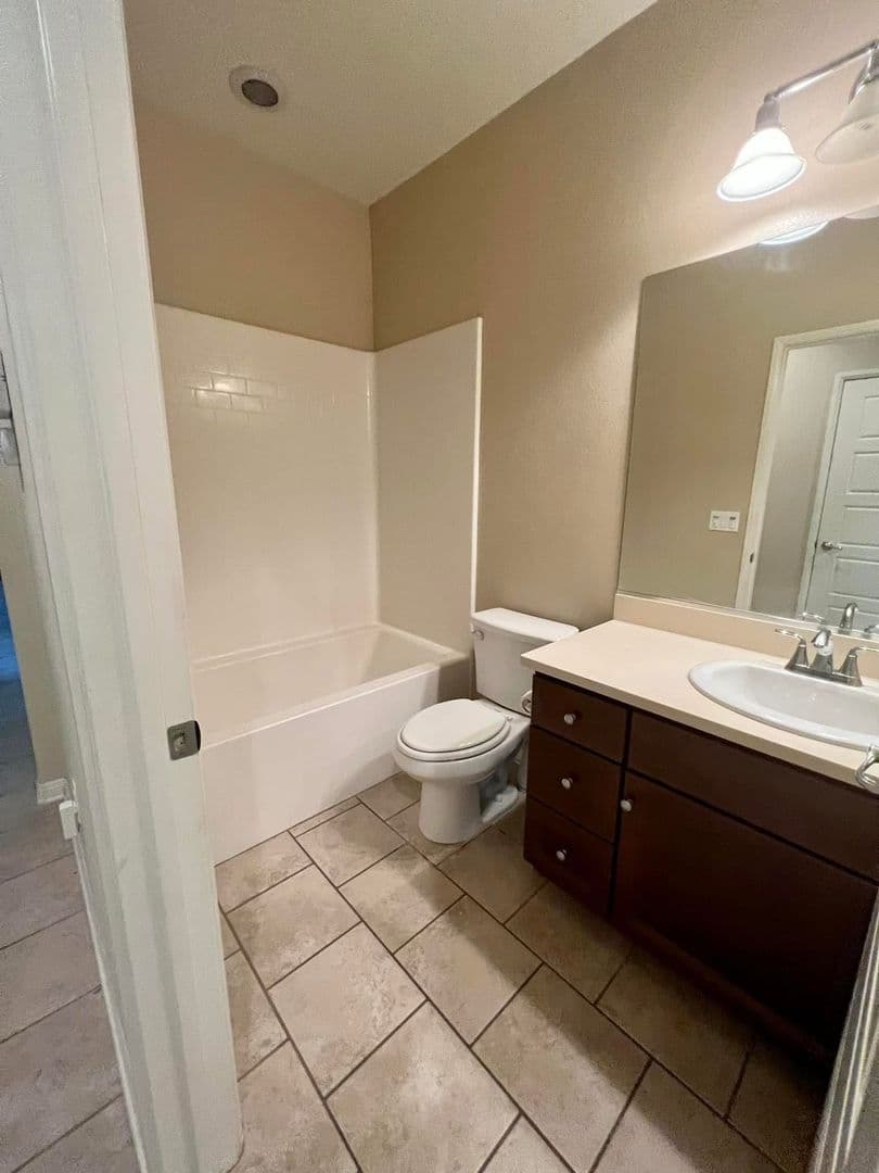 Northridge House: 20324 Paseo Del Campo